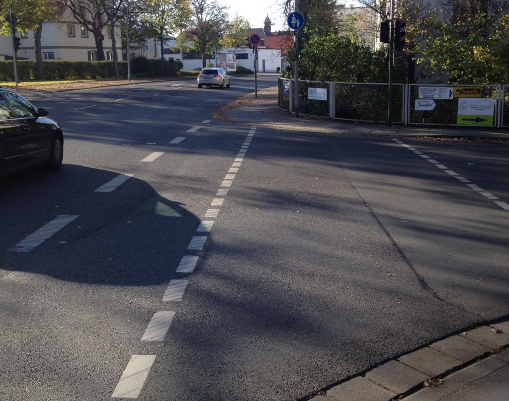 Die Radwegfurt führt auf einen Gehweg.