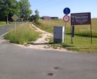 Auf Fuß- und Radwegen darf man sowieso nicht reiten. VZ 258 (Verbot für Reiter) überflüssig.